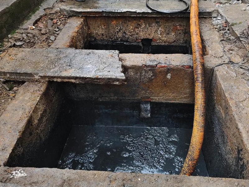 热河南路清理化粪池